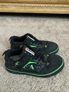 Airwalk Kids Black low top Sneakers with Neon Green & Blue Alien Print